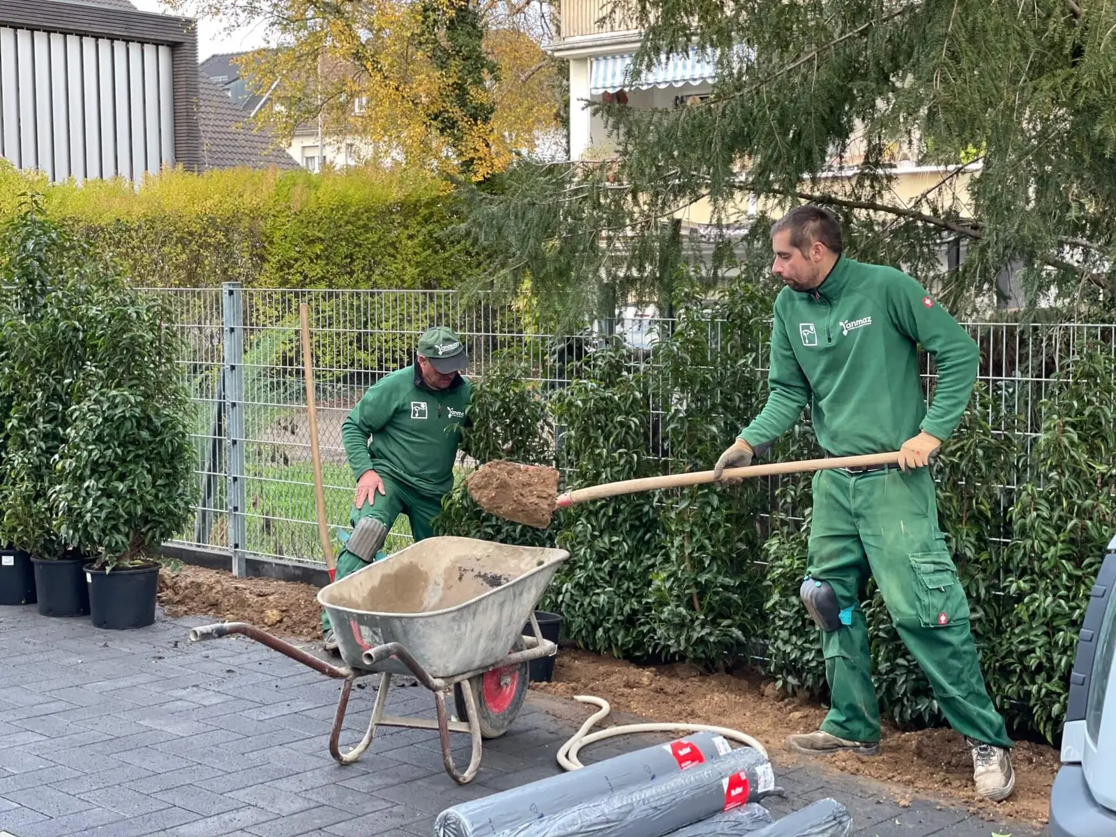 Heckenpflanzung und Erdarbeiten im Garten durch Yanmaz