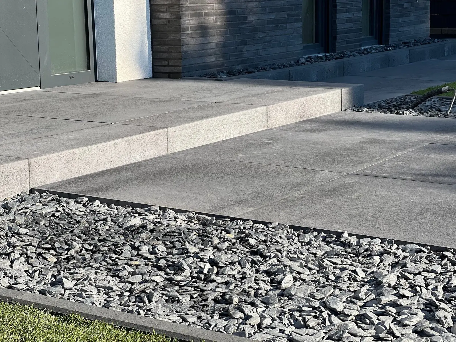 Terrassenplatten mit Kiesstreifen